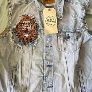 NWT Levi's Men Distressed Denim Vest with Lion Patch